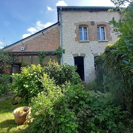 Maison Dans Petit Jardin *