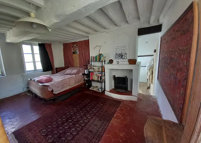 Maison Dans Petit Jardin