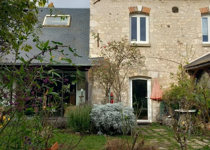 Maison Dans Petit Jardin *